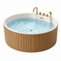 Bañera redonda 150 cm de acrílico blanco con revestimiento de madera y grifería dorada - estilo moderno